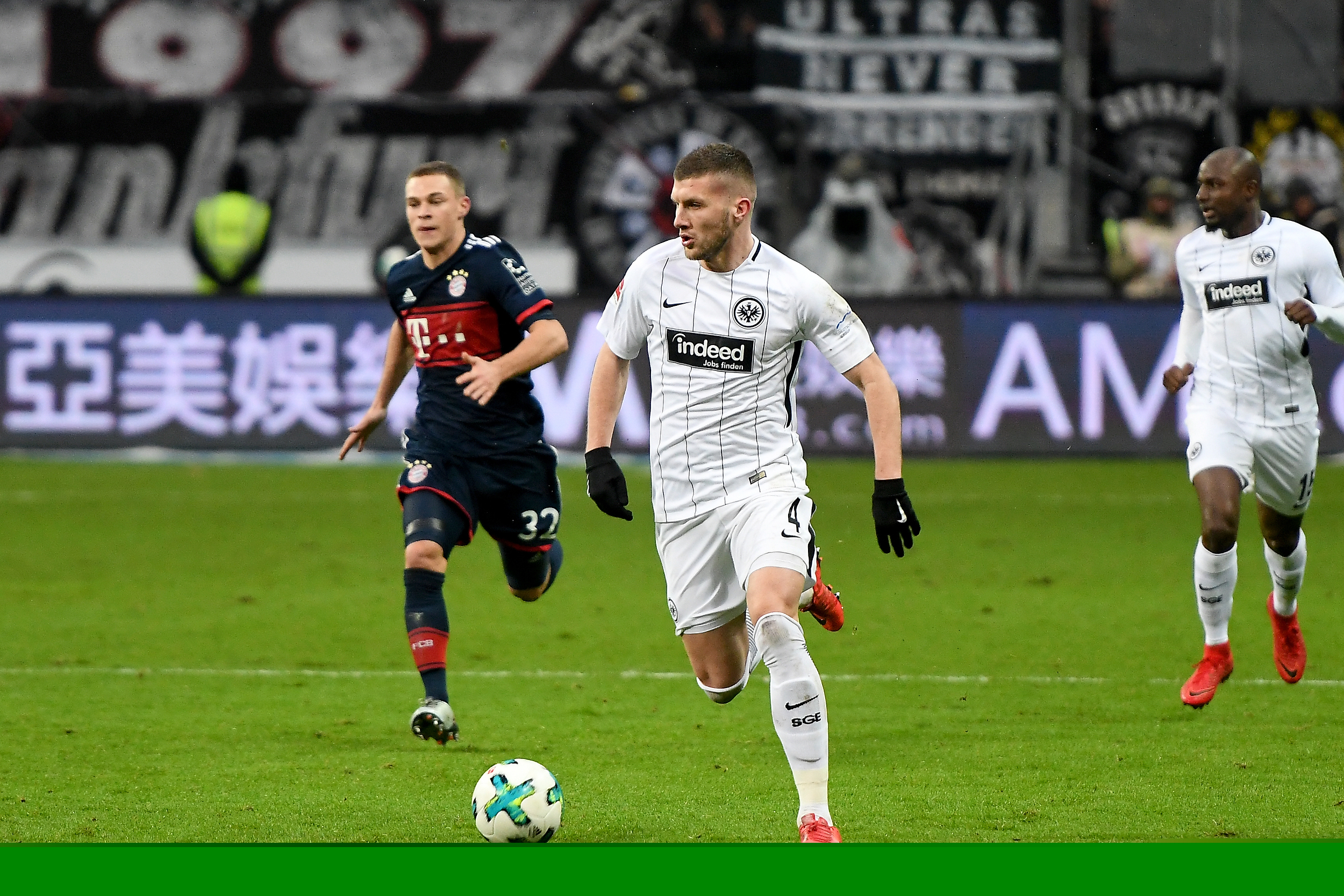 詹姆斯关键助攻锁定胜利