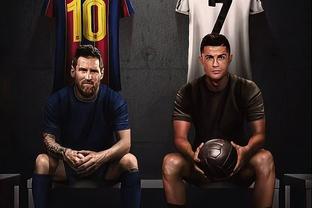 凯尔特人小球迷和远道而来的瑞士年轻人球迷互动