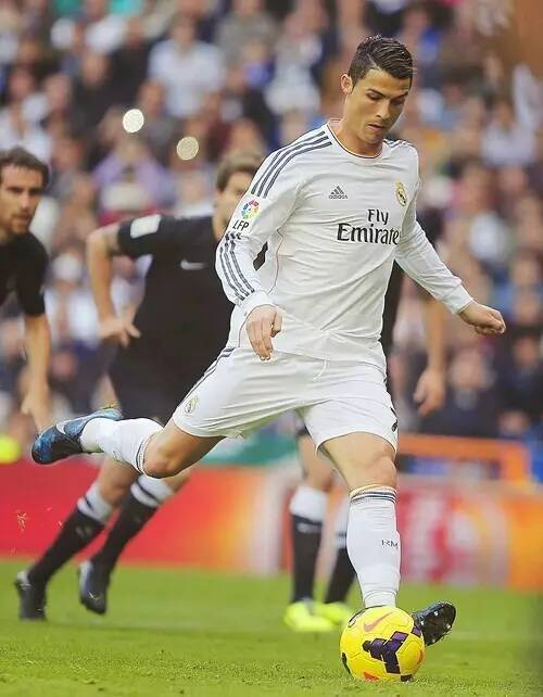 名宿：阿克利乌什须谨慎选下家，枪手巴黎多特都可能签他